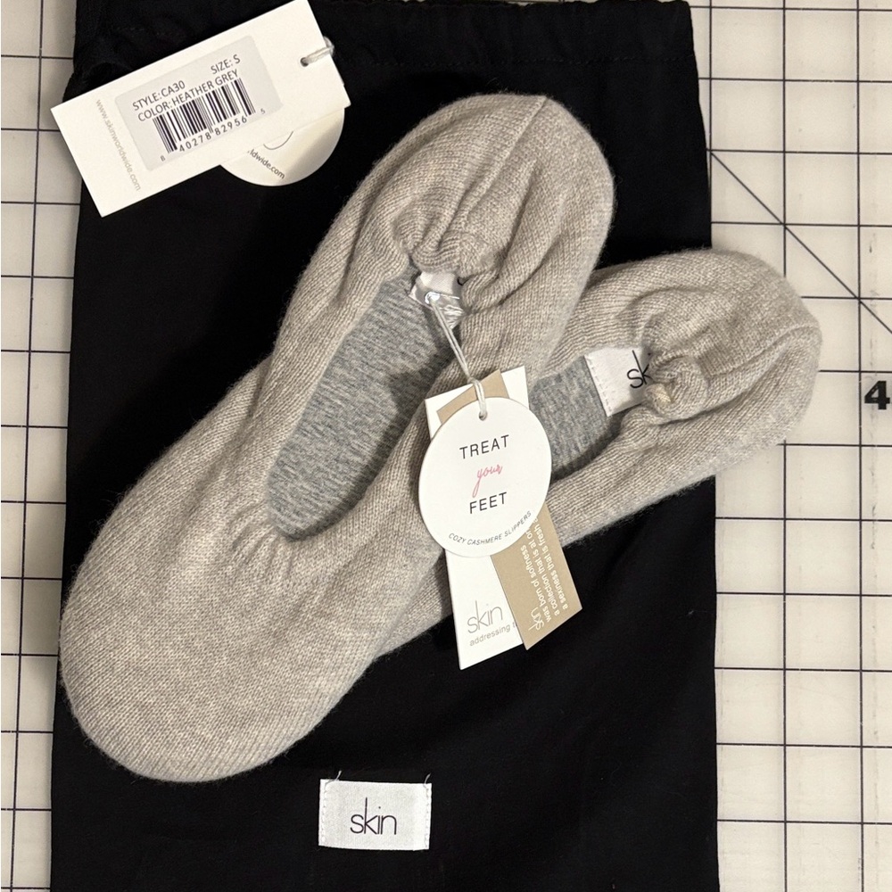 Skin Worldwide Heather Gray Women's Ballet style Slippers with black travel bag